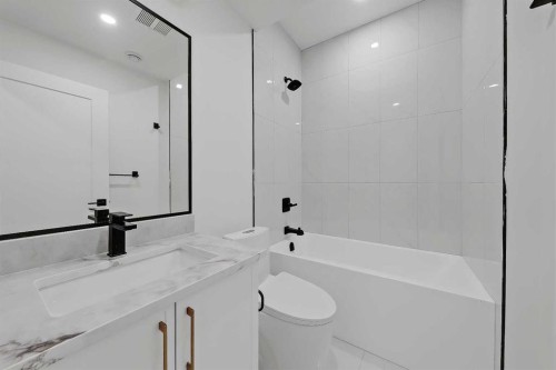 2720 5 Avenue Nw, Calgary, AB - Indoor Photo Showing Bathroom