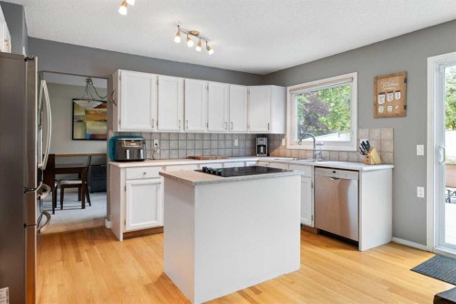 156 Woodfield Road Sw, Calgary, AB - Indoor Photo Showing Kitchen