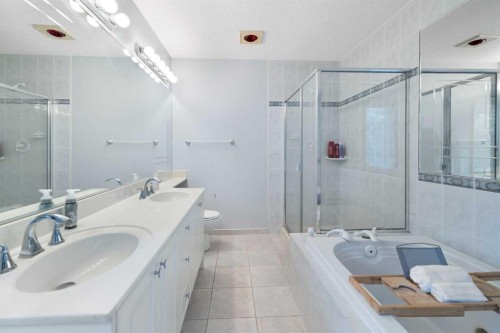 156 Woodfield Road Sw, Calgary, AB - Indoor Photo Showing Bathroom