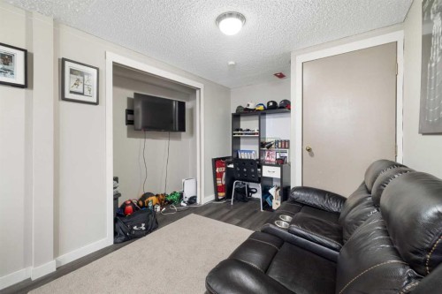 156 Woodfield Road Sw, Calgary, AB - Indoor Photo Showing Living Room