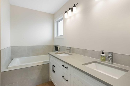 78 Silverton Glen Crescent Sw, Calgary, AB - Indoor Photo Showing Bathroom