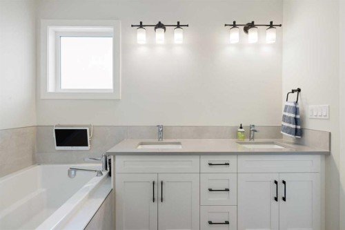 78 Silverton Glen Crescent Sw, Calgary, AB - Indoor Photo Showing Bathroom