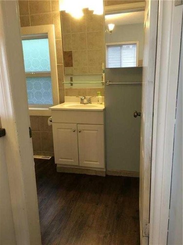 3804 Centre A Street Ne, Calgary, AB - Indoor Photo Showing Bathroom