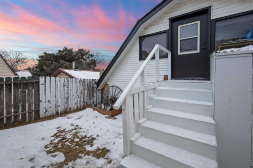 219 Pinemill Road Ne, Calgary, AB - Outdoor