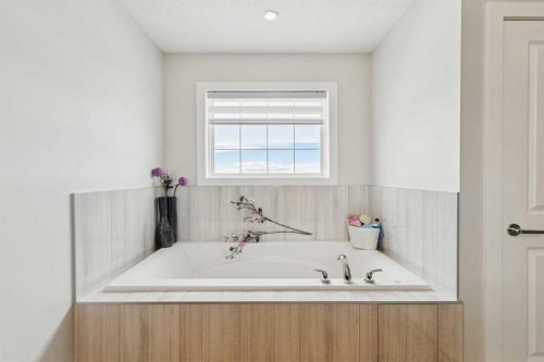 176 Cranarch Crescent Se, Calgary, AB - Indoor Photo Showing Bathroom