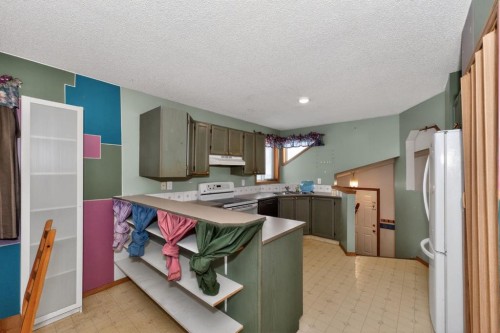 43 Somercrest Circle Sw, Calgary, AB - Indoor Photo Showing Kitchen