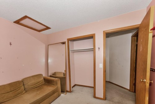 43 Somercrest Circle Sw, Calgary, AB - Indoor Photo Showing Other Room