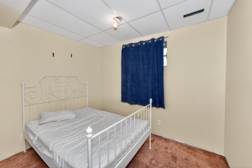 43 Somercrest Circle Sw, Calgary, AB - Indoor Photo Showing Bedroom