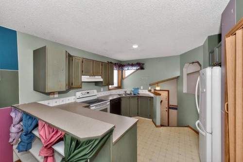 43 Somercrest Circle Sw, Calgary, AB - Indoor Photo Showing Kitchen