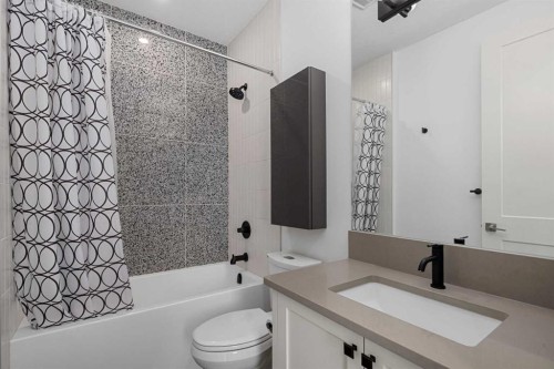 2126B 52 Avenue Sw, Calgary, AB - Indoor Photo Showing Bathroom