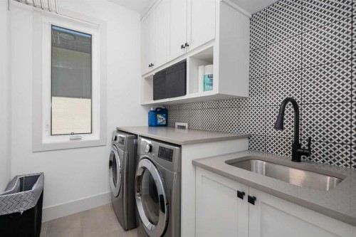 2126B 52 Avenue Sw, Calgary, AB - Indoor Photo Showing Laundry Room
