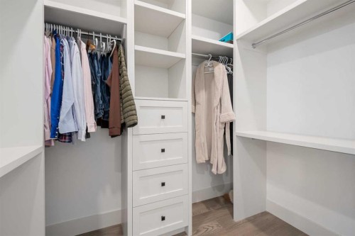 2126B 52 Avenue Sw, Calgary, AB - Indoor With Storage