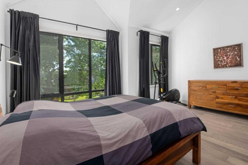 2126B 52 Avenue Sw, Calgary, AB - Indoor Photo Showing Bedroom