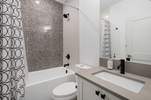 2126B 52 Avenue Sw, Calgary, AB - Indoor Photo Showing Bathroom