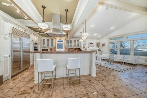 342 Superior Avenue Sw, Calgary, AB - Indoor Photo Showing Kitchen