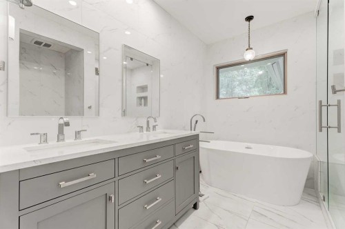342 Superior Avenue Sw, Calgary, AB - Indoor Photo Showing Bathroom