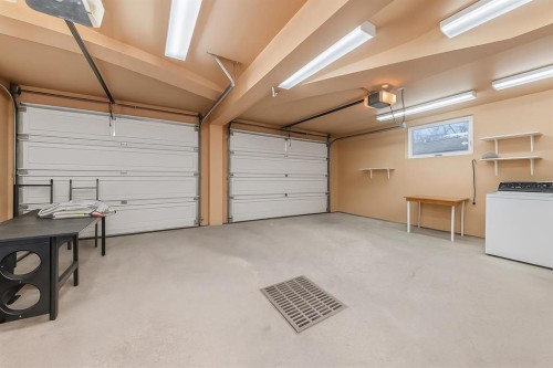 342 Superior Avenue Sw, Calgary, AB - Indoor Photo Showing Garage