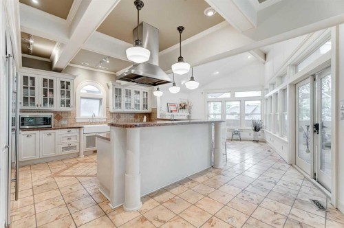 342 Superior Avenue Sw, Calgary, AB - Indoor Photo Showing Kitchen