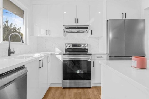 631 58 Street Se, Calgary, AB - Indoor Photo Showing Kitchen With Upgraded Kitchen