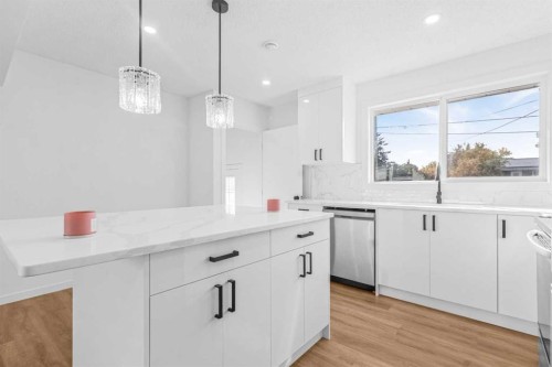 631 58 Street Se, Calgary, AB - Indoor Photo Showing Kitchen With Upgraded Kitchen