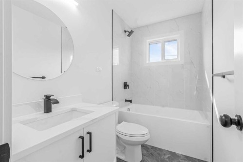 631 58 Street Se, Calgary, AB - Indoor Photo Showing Bathroom