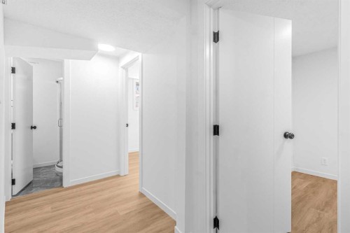 631 58 Street Se, Calgary, AB - Indoor Photo Showing Other Room