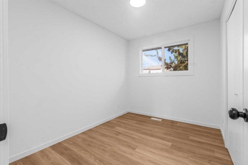 631 58 Street Se, Calgary, AB - Indoor Photo Showing Other Room