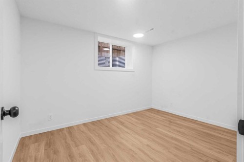 631 58 Street Se, Calgary, AB - Indoor Photo Showing Other Room