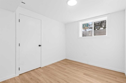 631 58 Street Se, Calgary, AB - Indoor Photo Showing Other Room