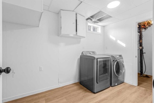 631 58 Street Se, Calgary, AB - Indoor Photo Showing Laundry Room