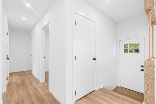 631 58 Street Se, Calgary, AB - Indoor Photo Showing Other Room