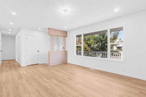 631 58 Street Se, Calgary, AB - Indoor Photo Showing Living Room