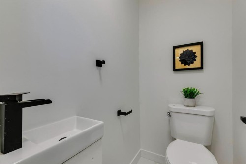 1304 Lake Sylvan Drive Se, Calgary, AB - Indoor Photo Showing Bathroom