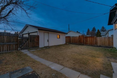 1304 Lake Sylvan Drive Se, Calgary, AB - Outdoor