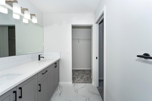 522 Lucas Boulevard Nw, Calgary, AB - Indoor Photo Showing Bathroom
