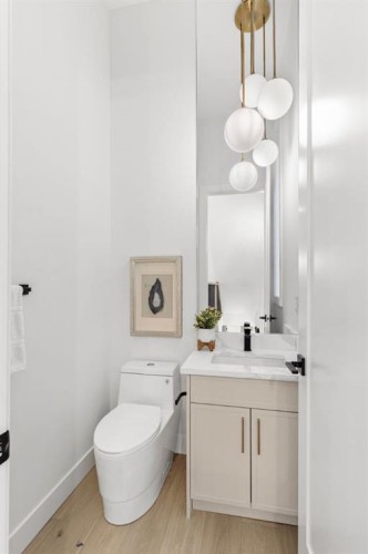 1904 48 Avenue Sw, Calgary, AB - Indoor Photo Showing Bathroom