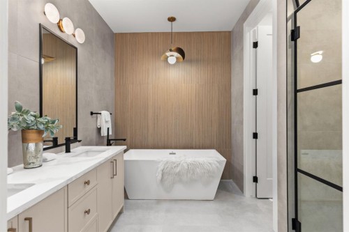 1904 48 Avenue Sw, Calgary, AB - Indoor Photo Showing Bathroom