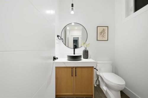 2019 21 Avenue Nw, Calgary, AB - Indoor Photo Showing Bathroom