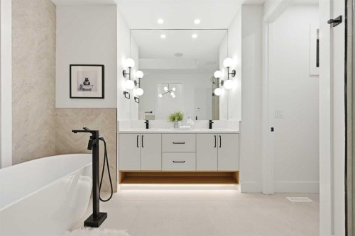 2019 21 Avenue Nw, Calgary, AB - Indoor Photo Showing Bathroom