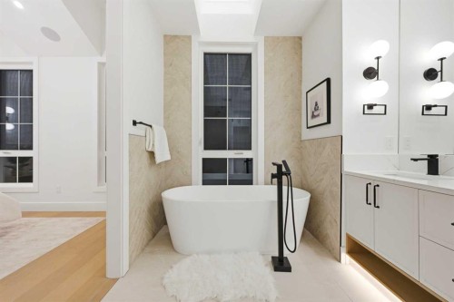 2019 21 Avenue Nw, Calgary, AB - Indoor Photo Showing Bathroom