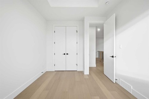 2019 21 Avenue Nw, Calgary, AB - Indoor Photo Showing Other Room