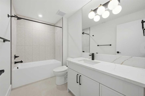 2019 21 Avenue Nw, Calgary, AB - Indoor Photo Showing Bathroom