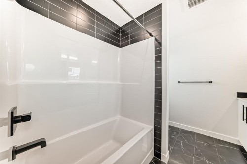 191 Walgrove Manor Se, Calgary, AB - Indoor Photo Showing Bathroom