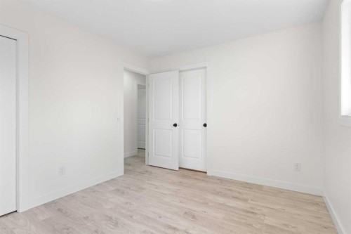 6707 3 Avenue Se, Calgary, AB - Indoor Photo Showing Other Room