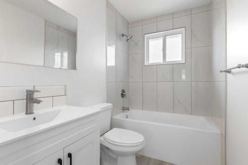 6707 3 Avenue Se, Calgary, AB - Indoor Photo Showing Bathroom