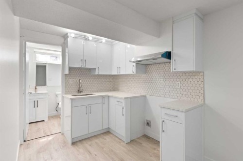 6707 3 Avenue Se, Calgary, AB - Indoor Photo Showing Kitchen