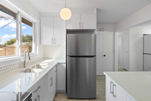 6707 3 Avenue Se, Calgary, AB - Indoor Photo Showing Kitchen With Stainless Steel Kitchen With Upgraded Kitchen