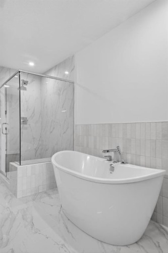 93 Walgrove Bay Se, Calgary, AB - Indoor Photo Showing Bathroom