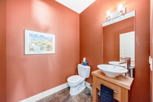 2134 30 Avenue Sw, Calgary, AB - Indoor Photo Showing Bathroom