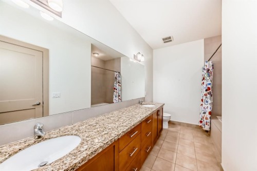 2134 30 Avenue Sw, Calgary, AB - Indoor Photo Showing Bathroom